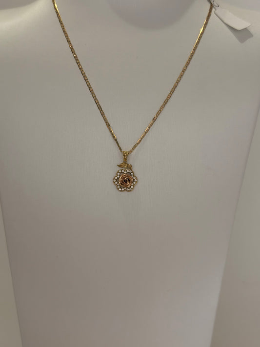Cadena de Tres Oros 10k con Dije de Rosa y Cristales
